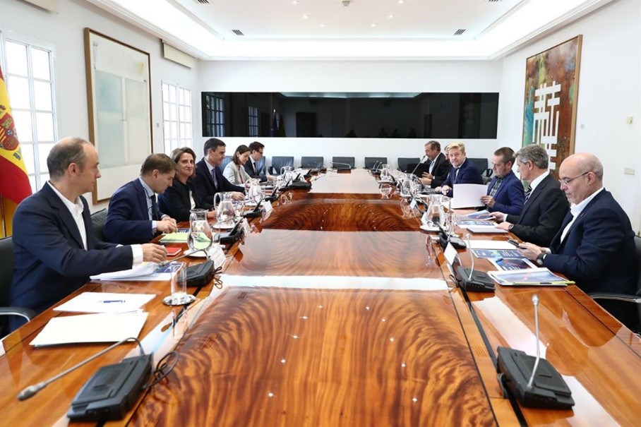 Reunión 16/03/2023. Presidente del Gobierno, Pedro Sánchez, con representantes de las organizaciones del sector de la automoción Aedive, Anfac y Sernauto
