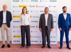 Jorge Azcón, alcalde de Zaragoza; Sara Aagesen, secretaria de Estado de Energía; José Manuel Penalva, alcalde de Crevillent; Joan Groizard, director general del IDAE