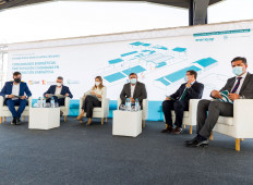 Joan Groizard, director general del IDAE; Rafael Climent, conseller de Economia Sostenible i Sectors Productius de la Generalitat Valenciana; Sara Aagesen, secretaria de Estado de Energía; José Manuel Penalva, alcalde de Crevillent; Guillermo Belso, presidente de ENERCOOP; y Joaquín Mas, director general de ENERCOOP