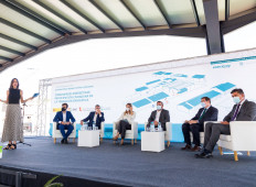 Joan Groizard, director general del IDAE; Rafael Climent, conseller de Economia Sostenible i Sectors Productius de la Generalitat Valenciana; Sara Aagesen, secretaria de Estado de Energía; José Manuel Penalva, alcalde de Crevillent; Guillermo Belso, presidente de ENERCOOP; y Joaquín Mas, director general de ENERCOOP