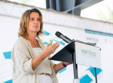 La vicepresidenta tercera del Gobierno de España y ministra para la Transición Ecológica y el Reto Demográfico, Teresa Ribera, clausura la jornada