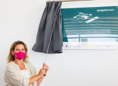 La vicepresidenta tercera del Gobierno de España y ministra para la Transición Ecológica y el Reto Demográfico, Teresa Ribera, destapa la placa conmemorativa de la jornada