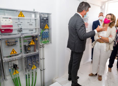 La vicepresidenta tercera del Gobierno de España y ministra para la Transición Ecológica y el Reto Demográfico, Teresa Ribera, visita las instalaciones de la célula de autoconsumo fotovoltaico acompañada de miembros de ENERCOOP