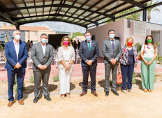 La vicepresidenta tercera del Gobierno de España y ministra para la Transición Ecológica y el Reto Demográfico, Teresa Ribera, junto con el conseller Rafael Climent; el alcalde de Crevillent, José Manuel Penalva; el presidente de ENERCOOP, Guillermo Belso; el director general de ENERCOOP, Joaquín Mas; y la subdelegada de Gobierno de Alicante, Araceli Poblador; y la consellera Mireia Mollà