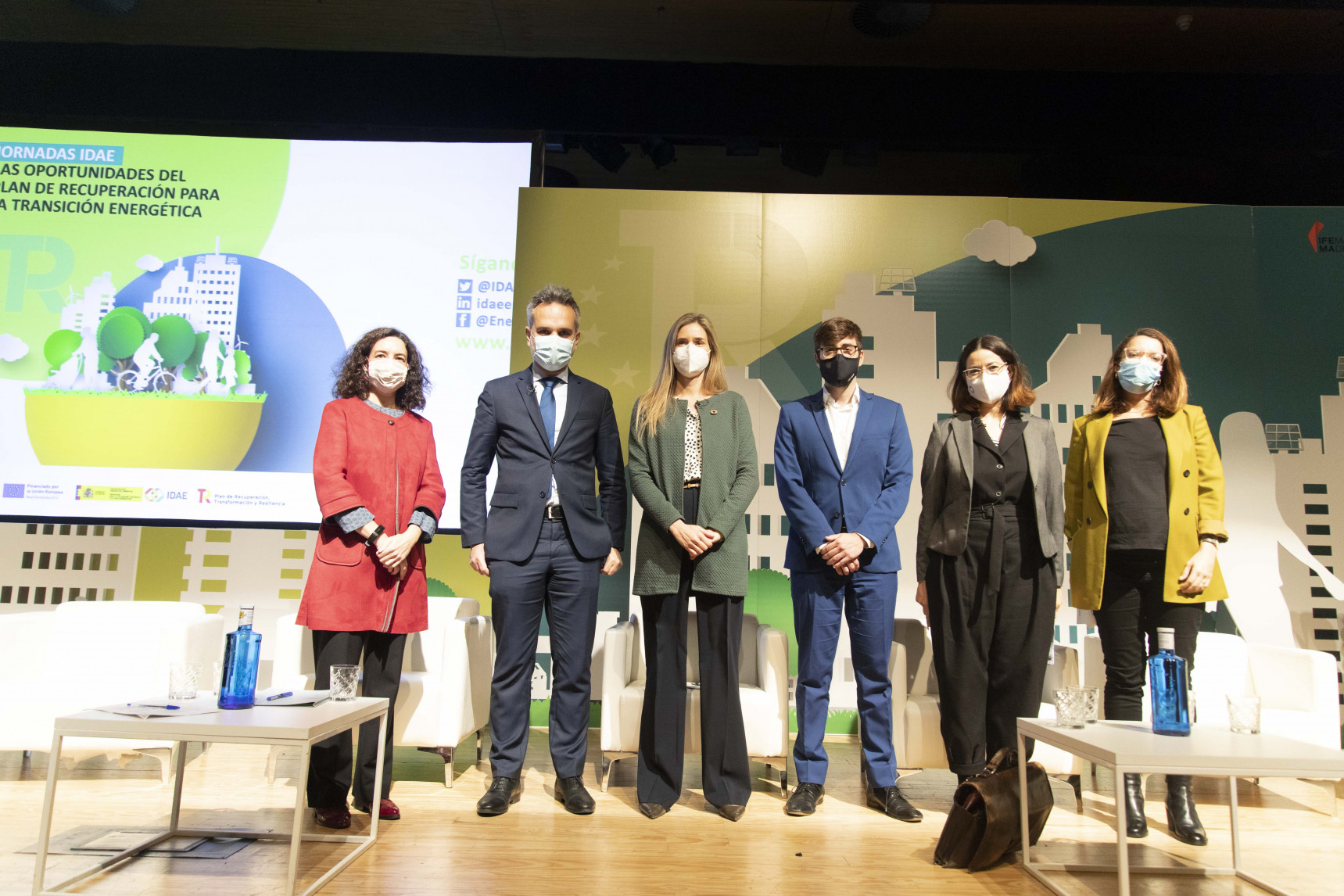 Inauguración Jornada IDAE en Genera 2021. María García de la Fuente, moderadora; Antonio López-Nicolás, jefe adjunto de Política de Integración del Sistema Energético y Renovables de la Dirección General de Energía de la Comisión Europea; Sara Aagesen, secretaria de Estado de Energía; Joan Groizard, director general de IDAE; Miriam Bueno, subdirectora general de Prospectiva, Estrategia y Normativa en materia de Energía, MITERD; y Marta Martínez, directora de Gabinete del Subsecretario del MITERD. 