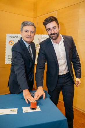Joan Groizard y Pedro Saura presentan el sello de IDAE
