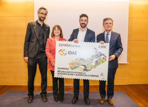El secretario de Estado, el presidente de Correos, el director general del IDAE y la directora de Filatelia y Relaciones Institucionales presentan el sello de IDAE