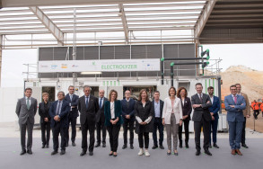 La Vicepresidenta Teresa Ribera inaugura en Lloseta (Mallorca) la primera planta industrial de hidrógeno renovable de España
